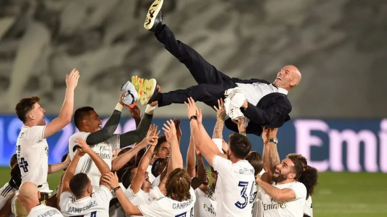 Un momento in cui i giocatori di calcio congelano Zidan dopo il trionfo in La League