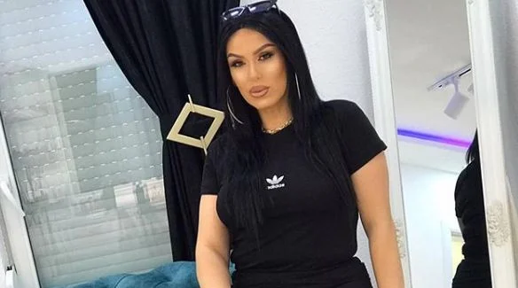 Arta Bajrami zeigt Körperformen mit verlockenden Bildern im Bett