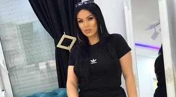 Arta Bajrami met en valeur les formes du corps avec des images tentantes au lit