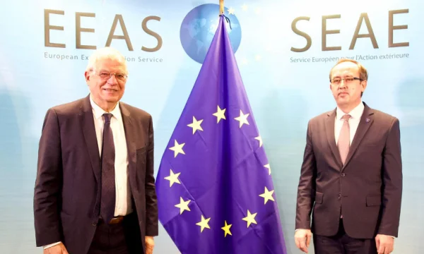 Foto delle riunioni separate di Borell pubblicate con Hot e Vuchy