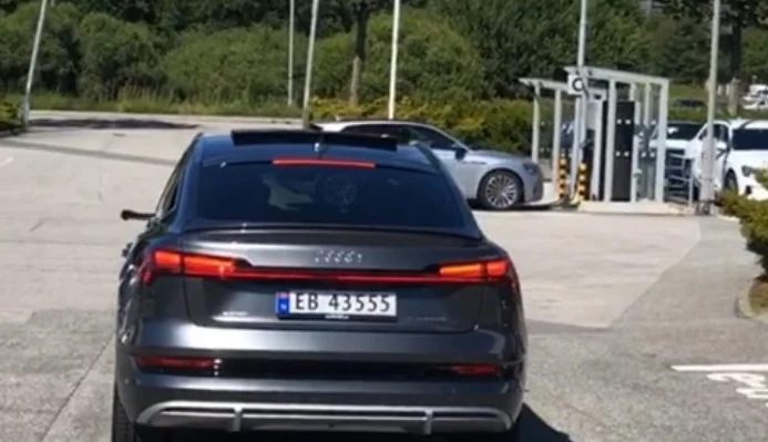 Après Rasica, Valon Berisha aime aussi son père dans une voiture de luxe