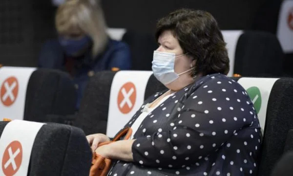 El Ministro de Salud belga se convierte en un éxito en línea debido a la máscara