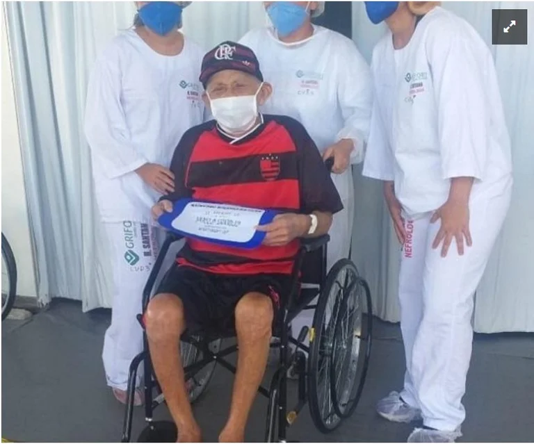 Più coronavirus all'età di 102, il fan di Flamengo esce dall'ospedale cantando l'inno della squadra del cuore