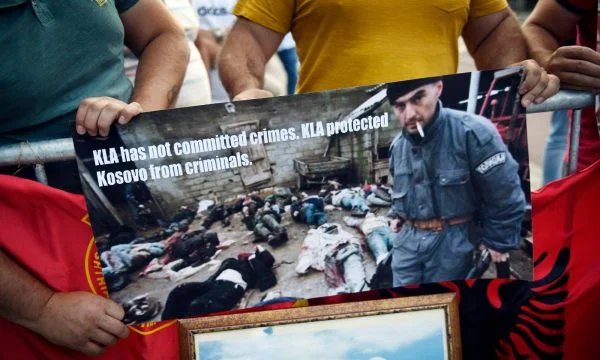 Prima I manifestanti dell'Aia mostrano immagini dei massacri serbi commessi