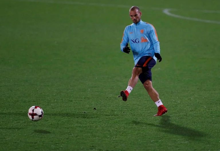 Snape will train with the amateur team before moving to the club.