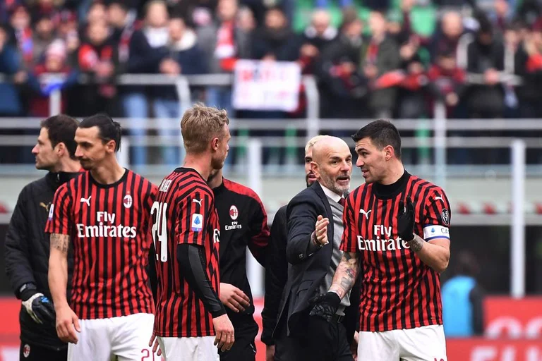 Oficial: Milan transfiere defensor de Sevilla
