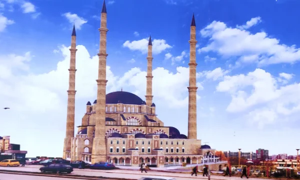 Gurthamel wurde vor acht Jahren eingerichtet, heute begann der Aufbau der zentralen Moschee in Pristina