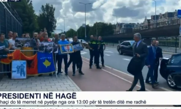 Thaci arrive au tribunal pour interview, ses compatriotes le reçoivent en chanson