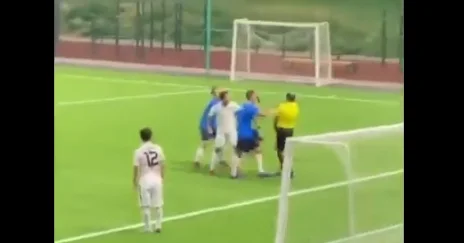 Continua la violenza nel calcio, il giudice colpisce il calcio
