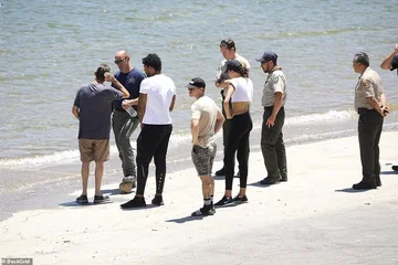 The touching sights when Naya Rivera's family visits the lake where the actress lost track (Photo)