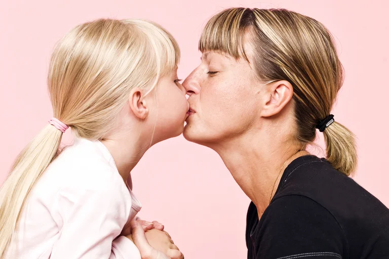 Warum sollten Sie Kinder auf Ihren Lippen sofort küssen? Sprechen Sie mit Psychologen