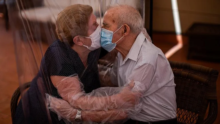 Tocchi, coppia sposata di 59 anni baciati dopo 3 mesi di isolamento