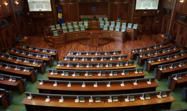 Die Versammlung geht zu einer 25-minütigen Pause zur Luft der Halle