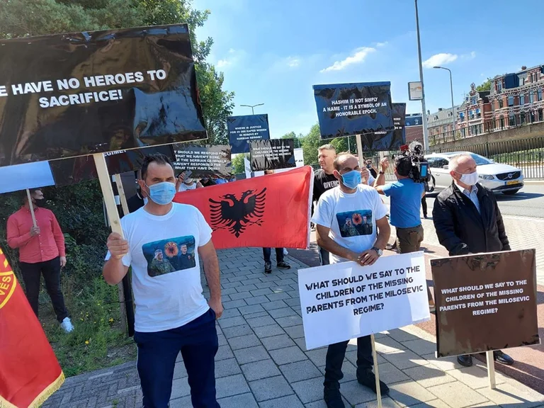 Albanos en La Haya atrás Thaci: No tenemos héroe para sacrificar (Foto)