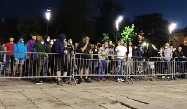 Proteste in Serbien, Lebensmittel vor der serbischen Polizei