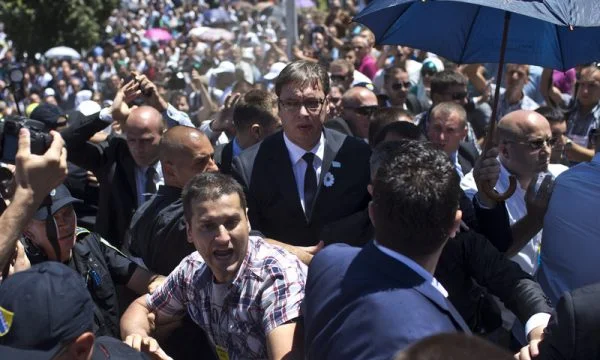 Cinque anni fa, Vuciq era a Srebrenica, questi sono i luoghi dove la gente del posto ha gettato pietre contro di lui.