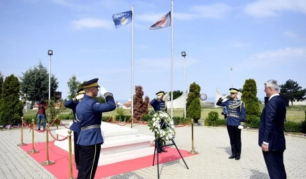 Antes de salir a La Haya, Thaci rinde homenaje a la tumba del ex Presidente Rugova