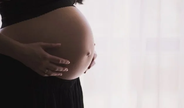 COVID-19 kann während der Schwangerschaft von der Mutter an das Kind übertragen werden