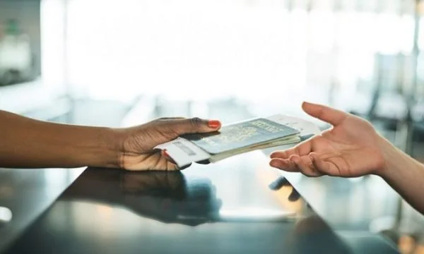 Arrestato una donna, falsificato il suo passaporto