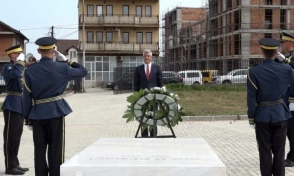 Un día antes del gran día de La Haya, Thaci rinde homenaje a Adem Demac
