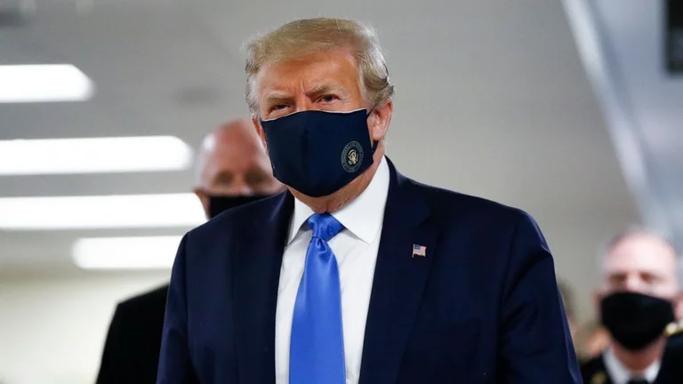 Et il y a Trump au virus : le président américain met le masque pour la première fois