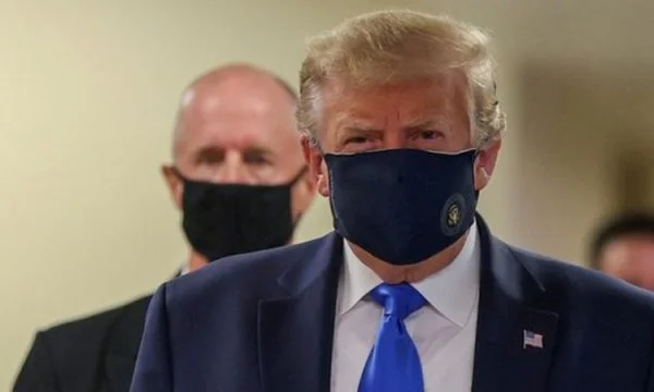 Entrega a Trump, usa la máscara durante una visita