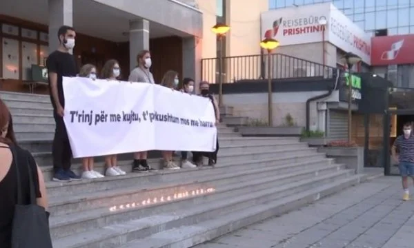 Lichtkerzen für Srebrenica Opfer in Pristina