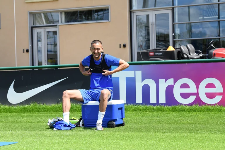 Hakim Ziyech enjoys the first exercise as a Chelsea player he meets with the club legend