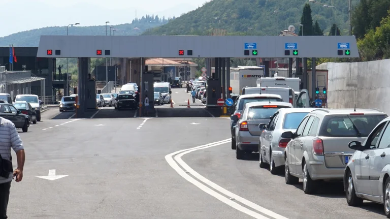 Kosovar an der albanischen Küste, 80.000 Menschen kamen erst am Morgen