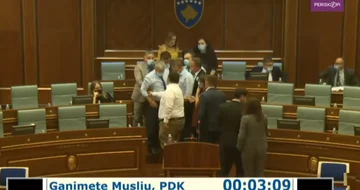 Momenti kur deputetët në kuvendin e Kosovës për pak nuk u rrahën fizikisht