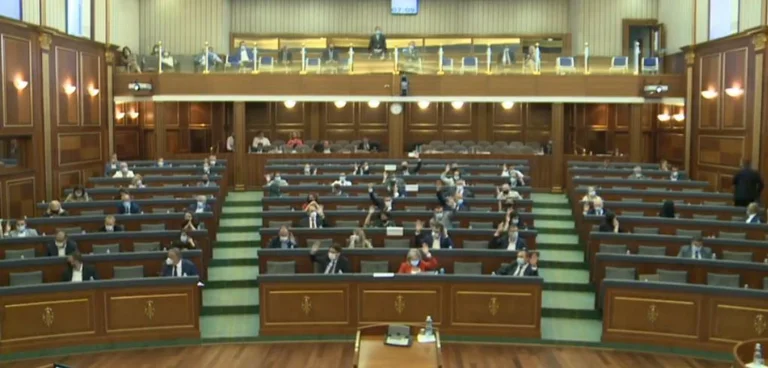 El Parlamento aprueba dos puntos más del programa
