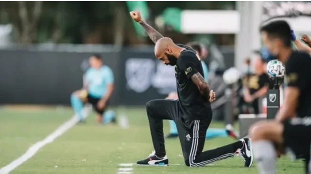 Thierry Henry si fermò per 8 minuti e 46 secondi nel campo, in onore di George Floyd