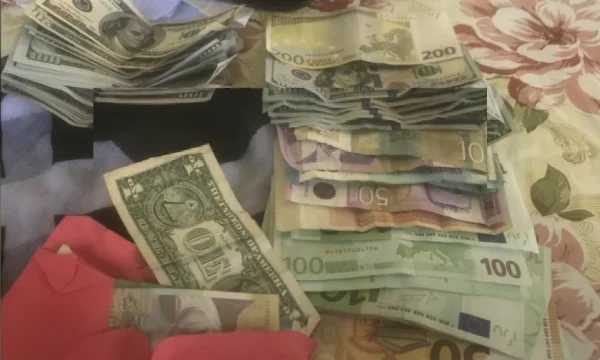 Er warf 3 Grand in den Müll, die Mitarbeiter des Reinigungsunternehmens zahlen das Geld zurück an den Besitzer.