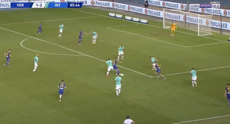 Beating as a superattacker, passes two defenders and assists for Inter's draw goal