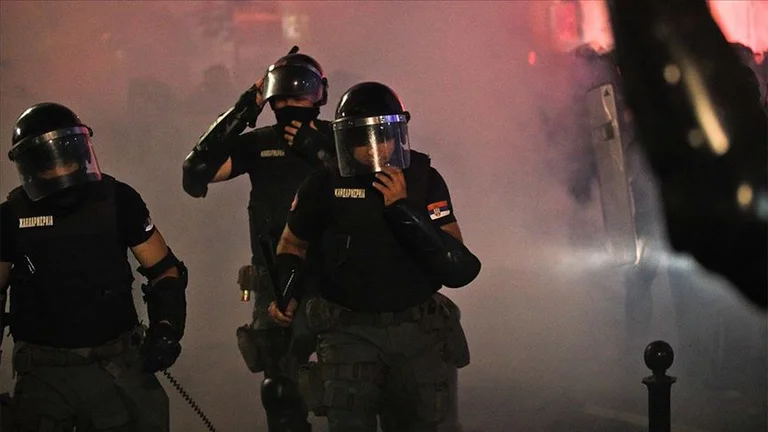 Prove in Serbia: 118 agenti di polizia feriti, 153 persone perseguitate