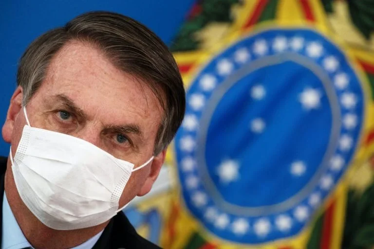 He took the mask at the conference, journalists sue Brazil's president