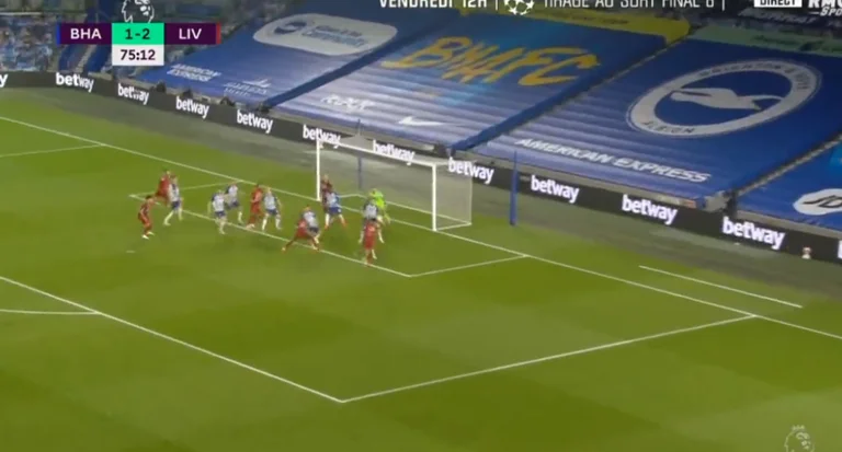 Salah CHAtrulos, der Torwart von Brighton, sieht er nicht einmal den Ball.
