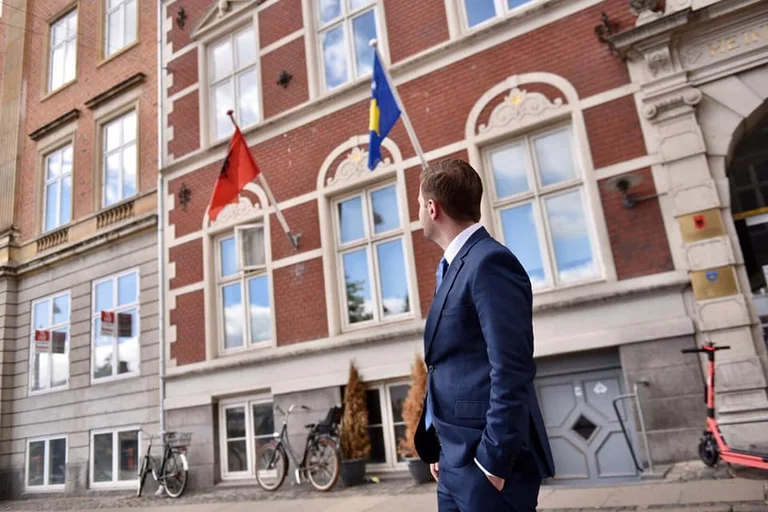 Cakaya à Copenhague : l'Albanie, les drapeaux du Kosovo se rapprochent