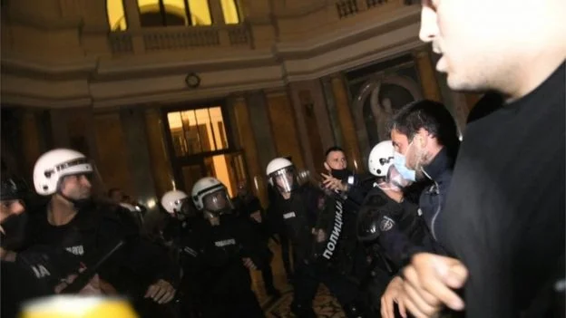 BBC: Proteste in Belgrad attack Serbisches Parlament, stellvertretende Anti-5 led G