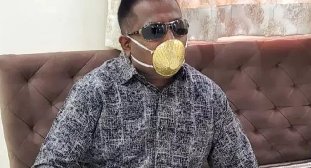 Strano: L'uomo d'affari indossa una maschera d'oro del valore di $5.000 per essere protetto da Coddy-19.