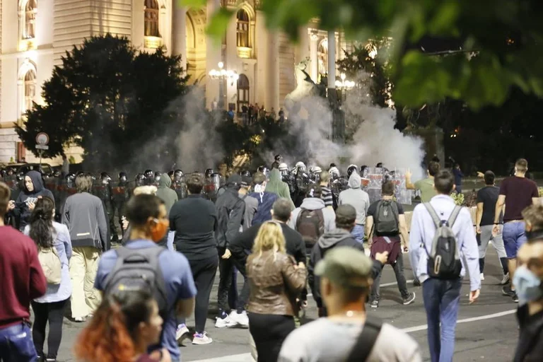 Çka ndodhi gjatë protestës së mbrëmshme në Beograd: Nuk mungoi as gazi lotsjellës
