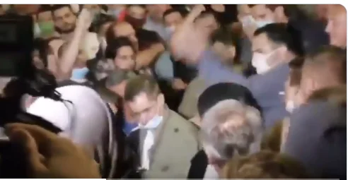 Vuk Jeremic wird aus Protest mit Nackenslaps vertrieben: Sie verraten Kosovo