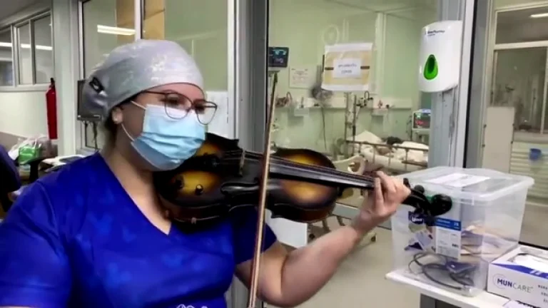 After the work schedule ends, the nurse continues to stay close to patients with COVID-19, playing with her violin