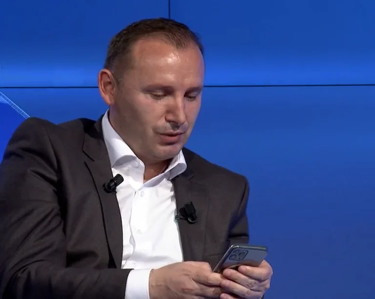 Zemaj nutzt das Telefon während des Live-Interviews: Es ist dringend.