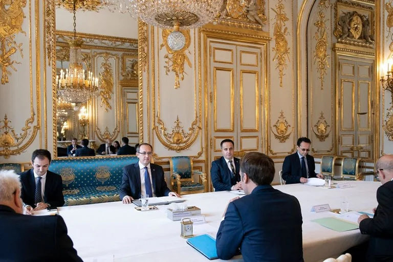 Premierminister Hoti repossess die gelöschte Ankündigung für die Macron-Sitzung: Sagt, er lud sie nach Pristina