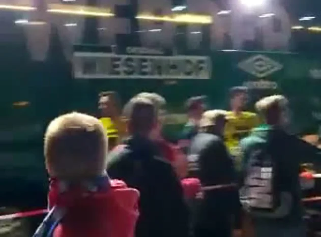 Fighters avec des amis sont attaqués par des fans opposés, leur bus frappé avec des outils forts