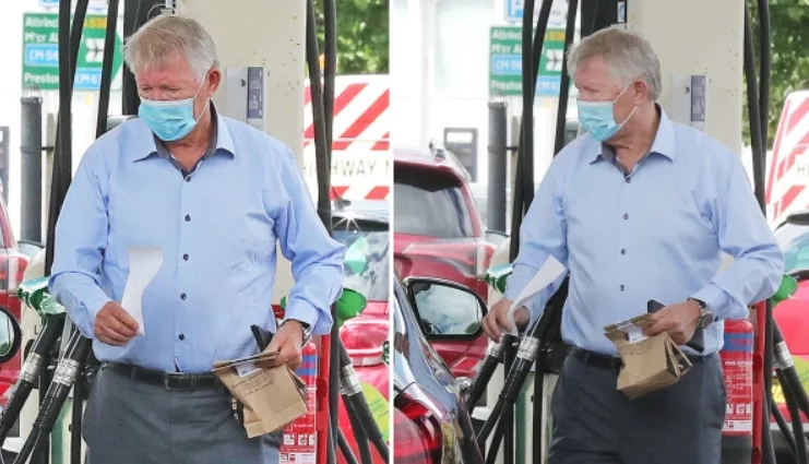 Alex Ferguson en buena salud, se vio a 78 años llenando el coche con combustible