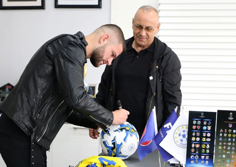 Valon Berisha visits Kosovo Football Federation, expected by President Ademi