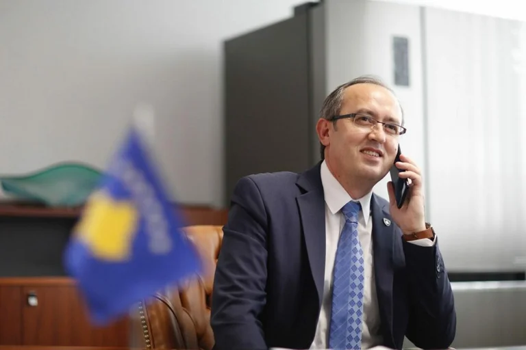 Hoti udhëton drejt Parisit, takohet nesër me Macronin