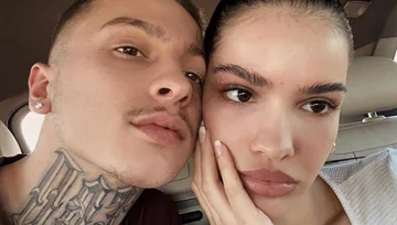 Profondément amoureux d'Arbenita, il est photographié en s'embrassant les pieds